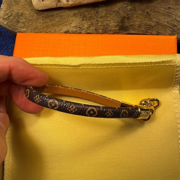 New Heart Charm Canvas-Leather Bracelet Gold Hardware Box &  Dust Bag Included - Picture 10 of 16